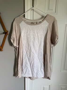 Short-Sleeve Lace-Front Raglan Top in Beige & White